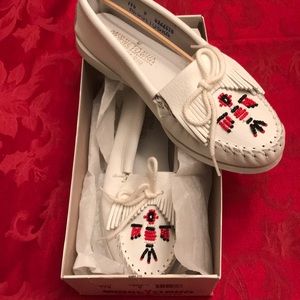 Minnetonka white beaded moccasin BNIB